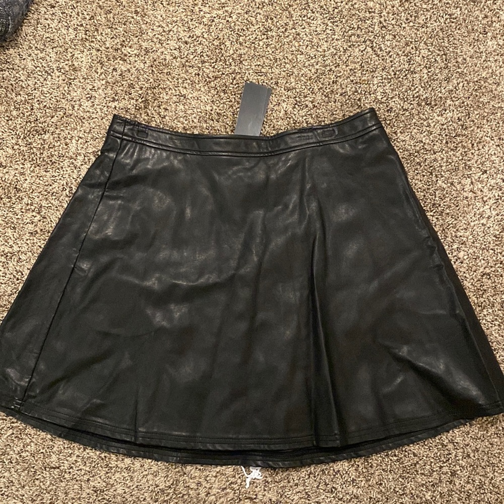 NWT Tinley Road vegan leather skirt with pockets